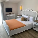 Отель Chloe 5*
