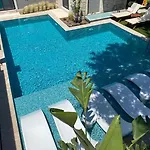 Отель Chloe 5*