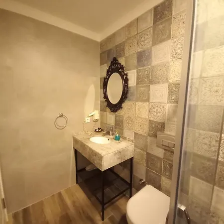 Chloe Hotel